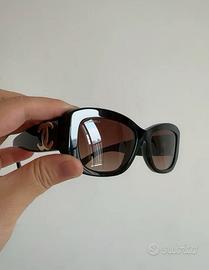 Occhiali da sole con lettere da donna neri