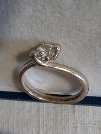 Anello in oro bianco con diamante (trattabile)