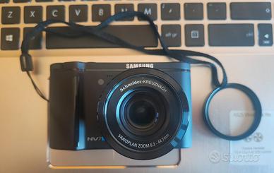 Samsung NV7 OPS con custodia ed una batteria