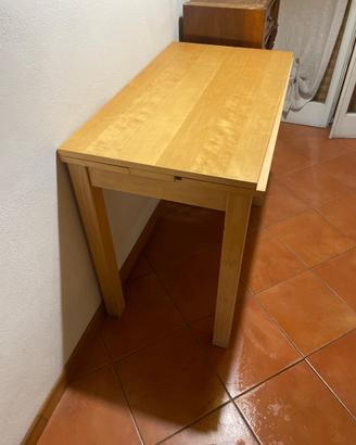 Tavolo estensibile in legno chiaro