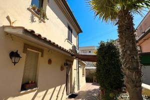 Casa intera a due passi dal mare