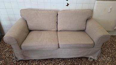 Divano confortevole 