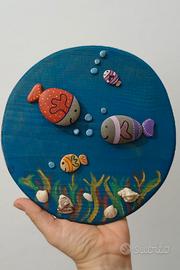 quadretto realizzato con sassi , tema mare