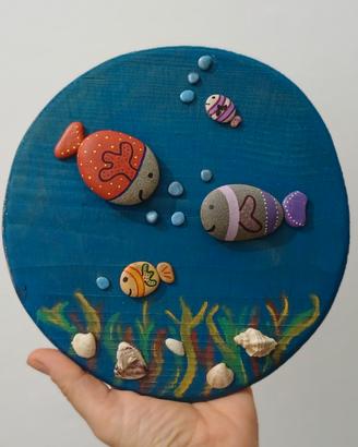 quadretto realizzato con sassi , tema mare