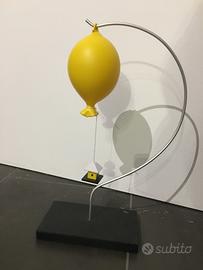 Palloncino in vetro giallo con pedana in legno