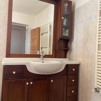Mobile bagno con specchio e lavandino