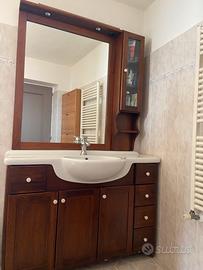 Mobile bagno con specchio e lavandino