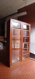 Libreria con ante in vetro