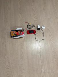 Console portatile handheld rossa con giochi 