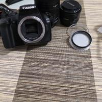 corpo macchina fotografica + 2 obbiettivi 