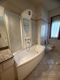 Vasca da bagno combinata con doccia idromassaggio