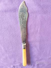 Antico coltello da pesce argentato