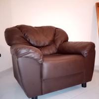 Poltrona in eco pelle.
