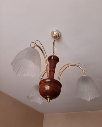 Lampadario in legno e vetro