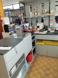 Banco e scaffalature 