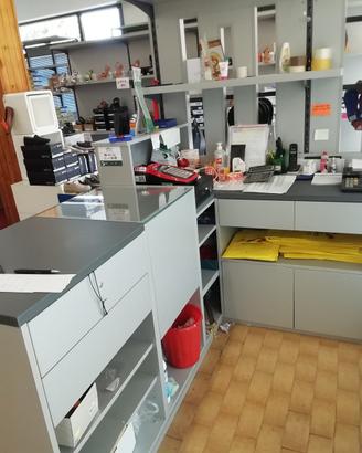 Banco e scaffalature 