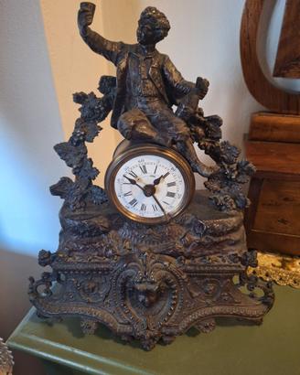 Orologio da tavolo antico in bronzo.