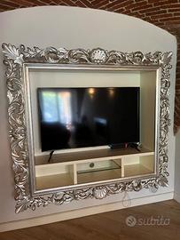 Mobile tv con cornice barocca