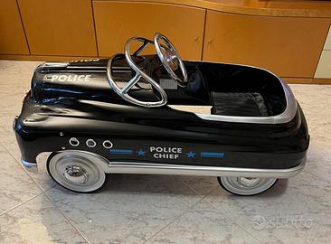 Automobile vintage police thief a pedali