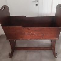 Culla a dondolo artigianale in legno massello