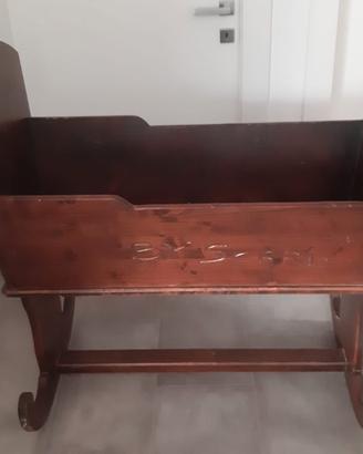 Culla a dondolo artigianale in legno massello