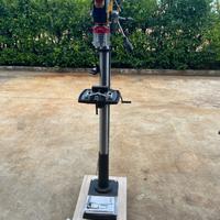 trapano a colonna con basamento e ruote