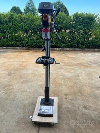 trapano a colonna con basamento e ruote