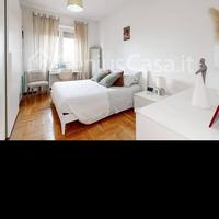 letto matrimoniale bianco con spalliera e rete