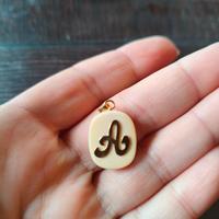 ciondolo lettera A in osso e oro 750