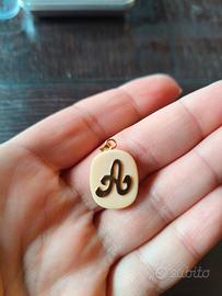 ciondolo lettera A in osso e oro 750