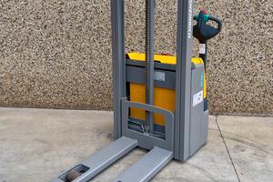 Transpallet elettrico a colonna JUNGHEINRICH EJC 2