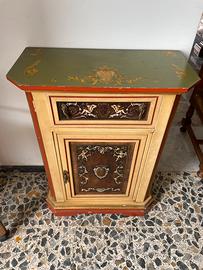 Set mobili in legno dipinti