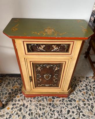 Set mobili in legno dipinti