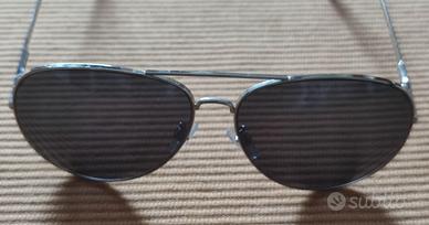 occhiali da sole tipo Rayban della H&M