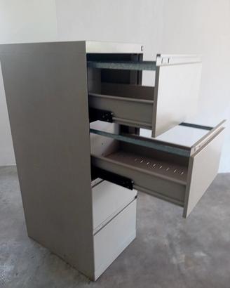 tre cassettiere in acciaio 