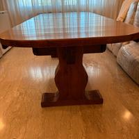 Tavolo allungabile in legno massello.