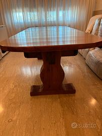 Tavolo allungabile in legno massello.