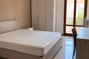 Spaziosa camera singola con letto matrimoniale
