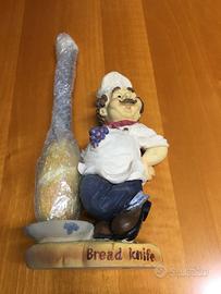 PERSONAGGIO PORTACOLTELLO PER PANE IN RESINA