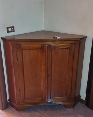 mobile in legno ad angolo