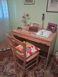 Scrivania e sedia