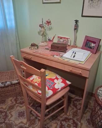 Scrivania e sedia
