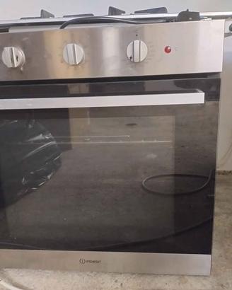 Lavastoviglie, forno, piani cottura e lavello