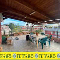 Ampio duplex con terrazzo in parco con piscina