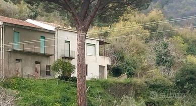 Casa padronale con terreno in Montagnareale