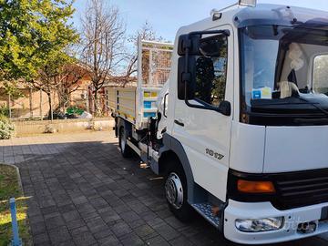 camion con gru e ribaltabile 