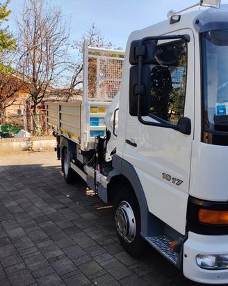 camion con gru e ribaltabile 