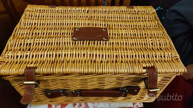 Servizio Pic Nic cesto in vimini con posate ecc.