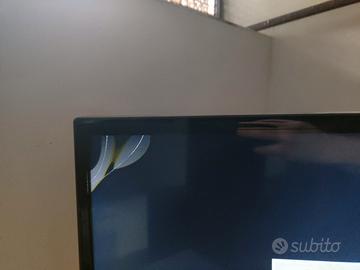 Televisore con schermo danneggiato