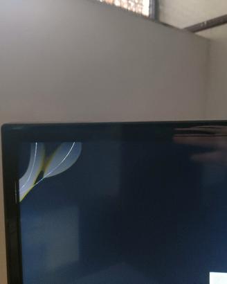 Televisore con schermo danneggiato